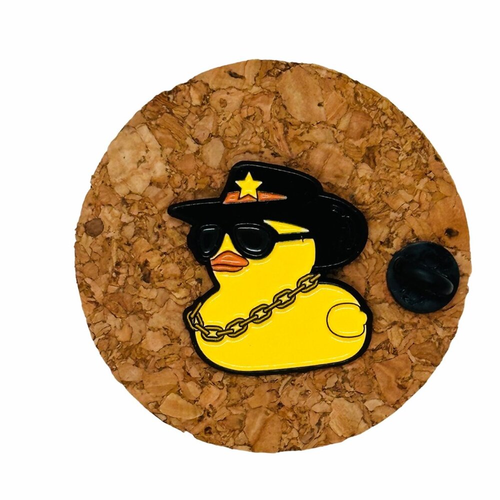 ✨Pin Cartoon Little Yellow Duck Wearing A Hat Metal Brooch Cool Cowboy Hat New✨ - Picture 2 of 5